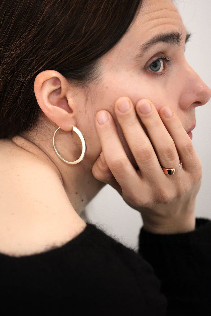 Les créoles LE VERTIGE figurent l’énergie captivante de la spire,&nbsp;une boucle ouverte qui amorce le mouvement de la spirale. Comme le début d'un vortex.
Faites d'une combinaison de plusieurs cercles qui se chevauchent, elles se ferment en une volute très fine. Le résultat : Une section de disque solaire, comme une éclipse, un arc lumineux qui éclaire le visage.

Diamètre total 40mm, poids : 2x 6,25g
En argent 925, ou argent 925 plaqué or 24 carats recyclés. Fabriquées en Italie et en France