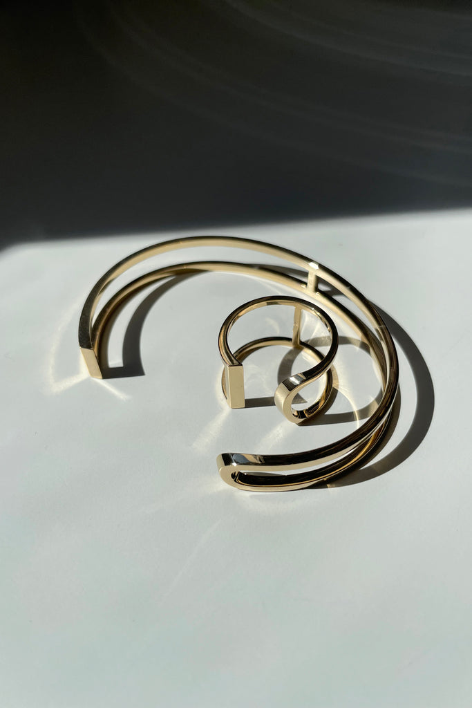 Graphique et épuré, ce bracelet ouvert s'adapte parfaitement à votre poignet, il est léger, ultra-confortable, ne tourne pas et ne vous gênera pas dans vos mouvements.   Taille S : dimensions intérieures 58x45 mm. Ouverture : 23-25mm  Taille M : dimensions intérieures 65x51 mm. Ouverture : 30-32mm  Fabriqué en France, à la commande.  Or jaune 18 carats certifié 100% recyclé RJC-COC.  Livraison gratuite entre 4 à 6 semaines.