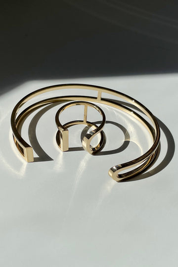 Graphique et épuré, ce bracelet ouvert s'adapte parfaitement à votre poignet, il est léger, ultra-confortable, ne tourne pas et ne vous gênera pas dans vos mouvements.   Taille S : dimensions intérieures 58x45 mm. Ouverture : 23-25mm  Taille M : dimensions intérieures 65x51 mm. Ouverture : 30-32mm  Fabriqué en France, à la commande.  Or jaune 18 carats certifié 100% recyclé RJC-COC.  Livraison gratuite entre 4 à 6 semaines.