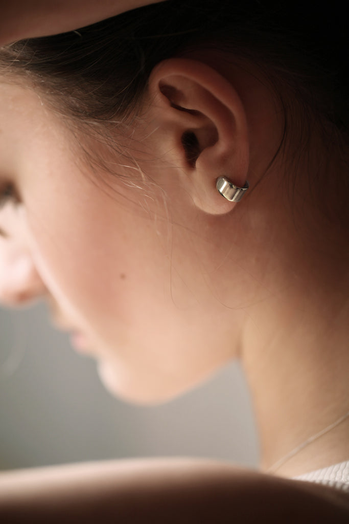 Les boucles d'oreille LA BEAUTÉ, c'est la touche rock et chic à porter en toute occasion. Elles enveloppent le lobe de l'oreille d'une bande de métal lumineuse.

Dans la continuité de l'architecture de L'AVENTURE, s'inspirent elles aussi des sculptures monumentales d'Eduardo Chillida.&nbsp;

Largeur : 6mm // Épaisseur : 1,2mm&nbsp;


En argent 925 100% recyclé, fabriquées en Italie.
