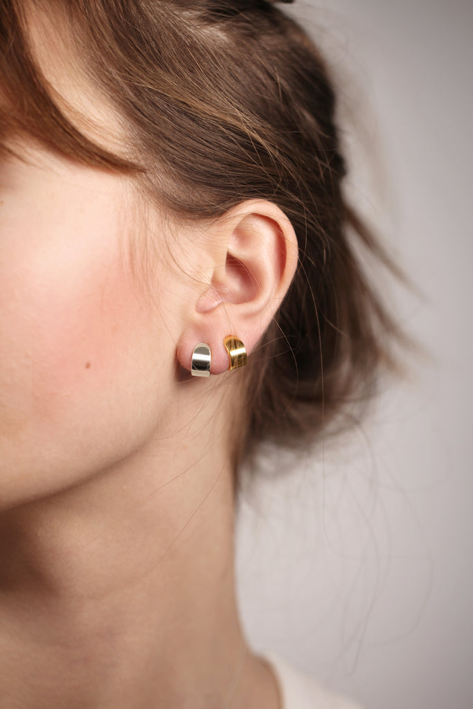 Les boucles d'oreille LA BEAUTÉ, c'est la touche rock et chic à porter en toute occasion. Elles enveloppent le lobe de l'oreille d'une bande de métal lumineuse.

Dans la continuité de l'architecture de L'AVENTURE, s'inspirent elles aussi des sculptures monumentales d'Eduardo Chillida.&nbsp;

Largeur : 6mm // Épaisseur : 1,2mm&nbsp;


En argent 925 100% recyclé, plaquées or 24K 3µ, fabriquées en Italie et en France.