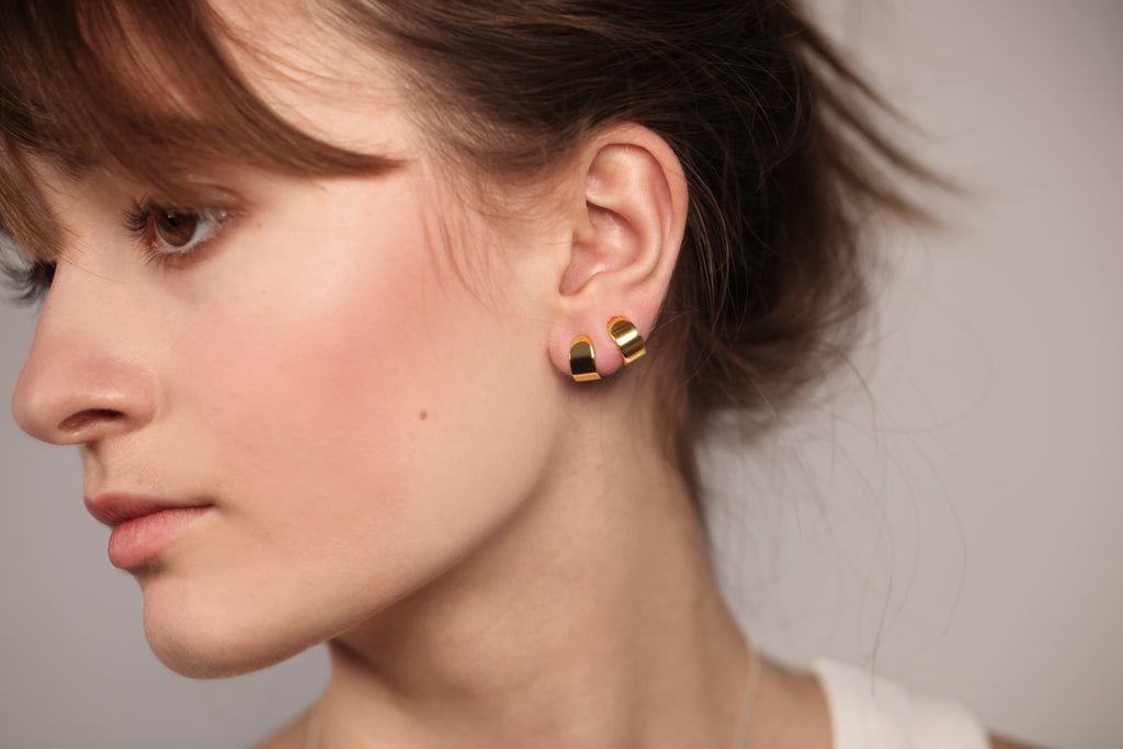 Les boucles d'oreille LA BEAUTÉ, c'est la touche rock et chic à porter en toute occasion. Elles enveloppent le lobe de l'oreille d'une bande de métal lumineuse.

Dans la continuité de l'architecture de L'AVENTURE, s'inspirent elles aussi des sculptures monumentales d'Eduardo Chillida.&nbsp;

Largeur : 6mm // Épaisseur : 1,2mm&nbsp;


En argent 925 100% recyclé, plaquées or 24K 3µ, fabriquées en Italie et en France.