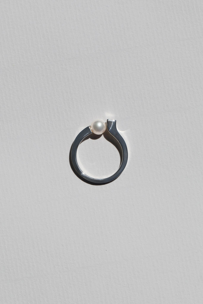 En argent 925 ou argent plaqué or 3µ à 24k.

Fabriquée en Italie et en France.

Perle certifiée Akoya du Japon. Environ 5,5x6mm.