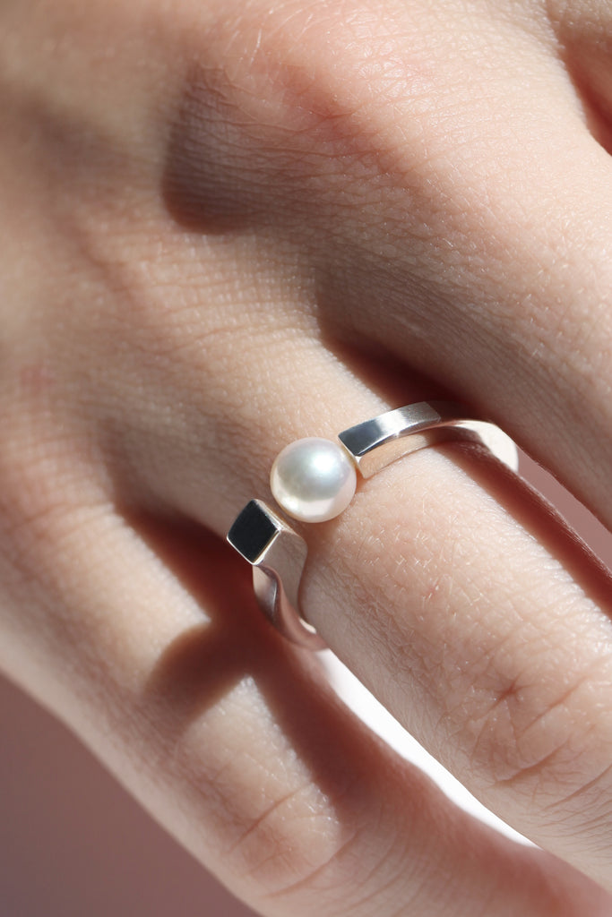 En argent 925 ou argent plaqué or 3µ à 24k.

Fabriquée en Italie et en France.

Perle certifiée Akoya du Japon. Environ 5,5x6mm.