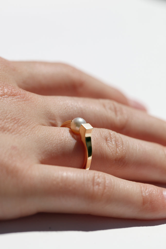 En argent 925 ou argent plaqué or 3µ à 24k.

Fabriquée en Italie et en France.

Perle certifiée Akoya du Japon. Environ 5,5x6mm