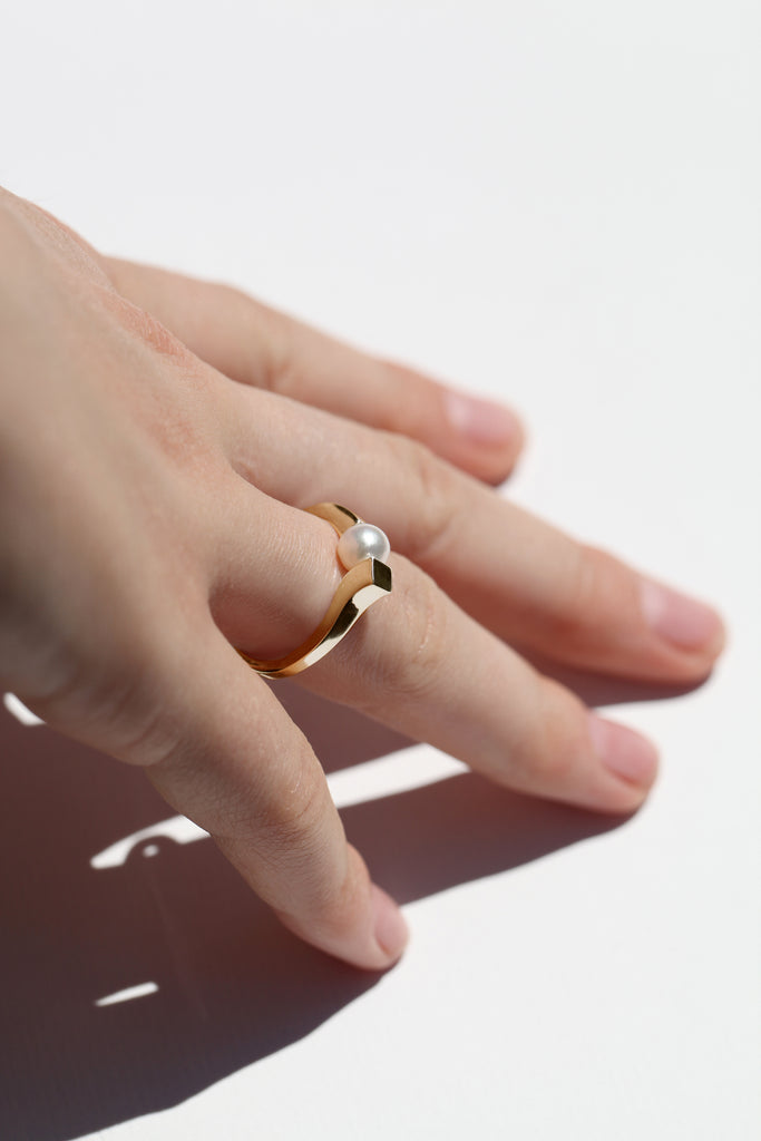 En argent 925 ou argent plaqué or 3µ à 24k.

Fabriquée en Italie et en France.

Perle certifiée Akoya du Japon. Environ 5,5x6mm.