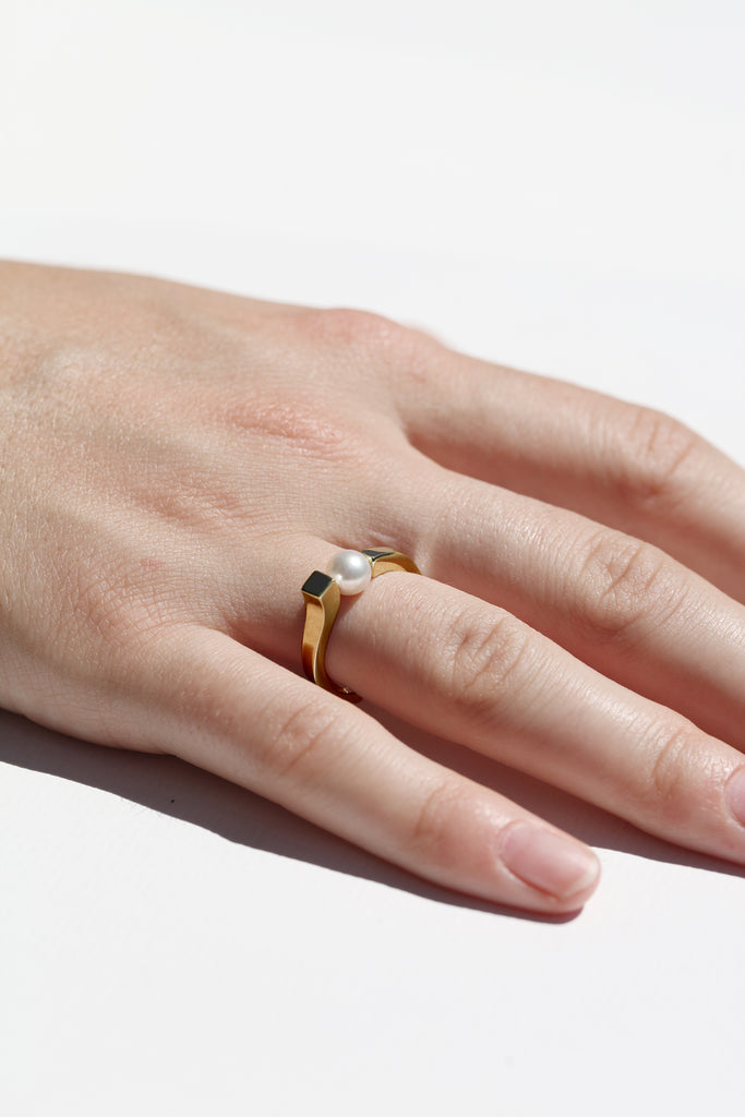 En argent 925 ou argent plaqué or 3µ à 24k.

Fabriquée en Italie et en France.

Perle certifiée Akoya du Japon. Environ 5,5x6mm.