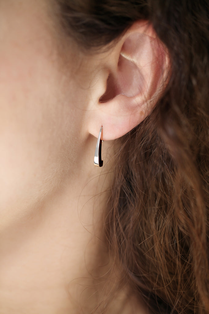 Notre nouvelle boucle d'oreilles LE VERTIGE re-visite la goutte en ligne tendue. Avec son profil graphique et généreux, elle est une alternative chic et pointue à la pampille classique.

Facile à enfiler, elle convient à tous les types de lobe.&nbsp;

Longueur 21mm, largeur 3mm, profondeur 7,5mm.


En argent 925, ou argent 925 plaqué or 24 carats. Fabriquées en Italie et en France.