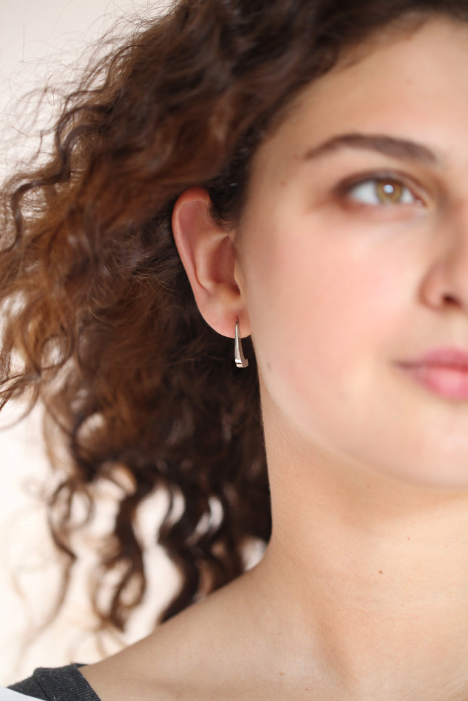 Notre nouvelle boucle d'oreilles LE VERTIGE re-visite la goutte en ligne tendue. Avec son profil graphique et généreux, elle est une alternative chic et pointue à la pampille classique.

Facile à enfiler, elle convient à tous les types de lobe.&nbsp;

Longueur 21mm, largeur 3mm, profondeur 7,5mm.


En argent 925, ou argent 925 plaqué or 24 carats. Fabriquées en Italie et en France.