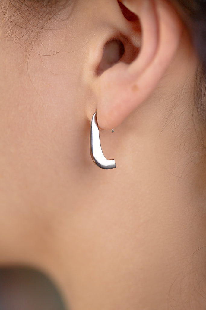 Notre nouvelle boucle d'oreilles LE VERTIGE re-visite la goutte en ligne tendue. Avec son profil graphique et généreux, elle est une alternative chic et pointue à la pampille classique.

Facile à enfiler, elle convient à tous les types de lobe.&nbsp;

Longueur 21mm, largeur 3mm, profondeur 7,5mm.


En argent 925, ou argent 925 plaqué or 24 carats. Fabriquées en Italie et en France.