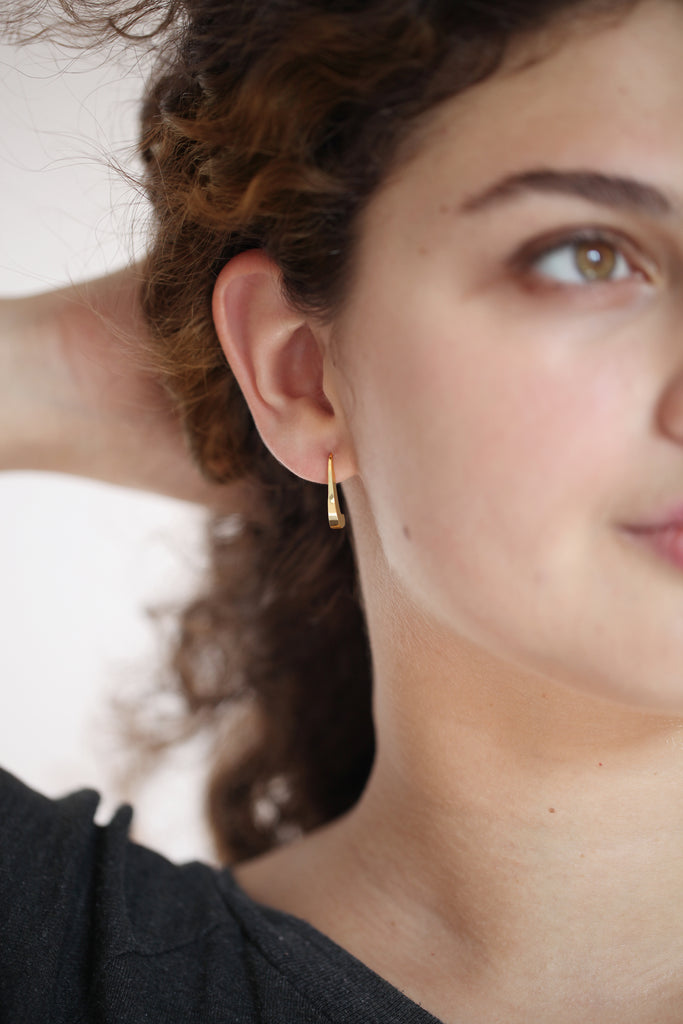 Notre nouvelle boucle d'oreilles LE VERTIGE re-visite la goutte en ligne tendue. Avec son profil graphique et généreux, elle est une alternative chic et pointue à la pampille classique.

Facile à enfiler, elle convient à tous les types de lobe.&nbsp;

Longueur 21mm, largeur 3mm, profondeur 7,5mm.


En argent 925, ou argent 925 plaqué or 24 carats. Fabriquées en Italie et en France.