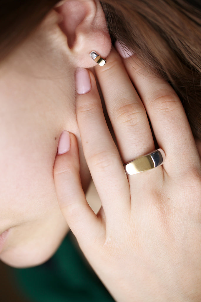 Nos nouvelles mini créoles bicolores : Un éclat de soleil au creux de l'oreille  Cette petite boucle en argent massif et à l'ergonomie parfaite épouse le galbe de votre oreille. Comme un trait lumineux, la contre-courbe dorée, signature de notre ligne La Majesté, apporte une touche délicate et surprenante.   Fabriquées en Italie, labels RJC et COC.  Argent 925 et plaqué or 18K 100% recyclé  Diamètre : 12mm - Épaisseur face : 3,8mm - Épaisseur profil : 2,5mm