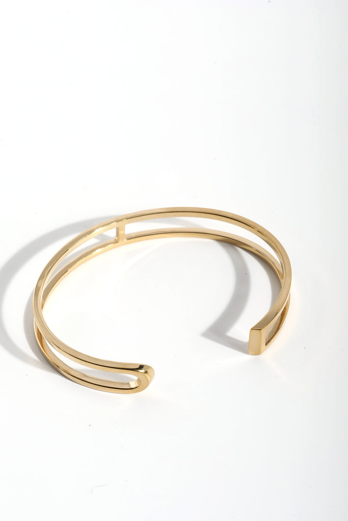 Graphique et épuré, ce bracelet ouvert s'adapte parfaitement à votre poignet, il est léger, ultra-confortable, ne tourne pas et ne vous gênera pas dans vos mouvements. Taille S : dimensions intérieures 58x45 mm. Ouverture : 23-25mm Taille M : dimensions intérieures 65x51 mm. Ouverture : 30-32mm Fabriqué en France, à la commande. Or jaune 18 carats certifié 100% recyclé RJC-COC. Livraison gratuite entre 4 à 6 semaines.