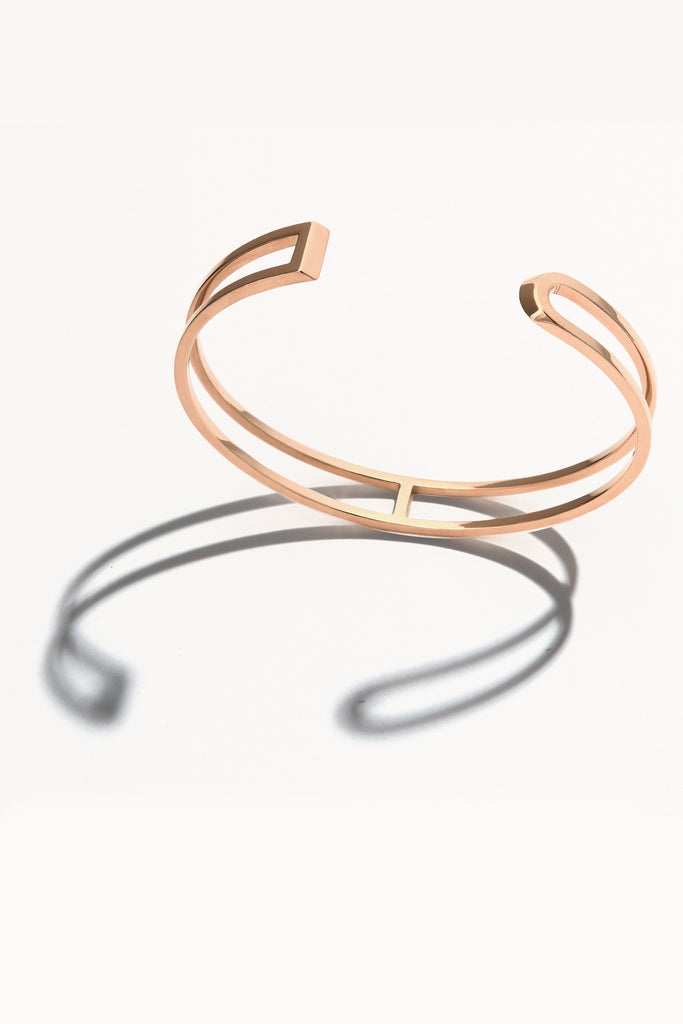 Graphique et épuré, ce bracelet ouvert s'adapte parfaitement à votre poignet, il est léger, ultra-confortable, ne tourne pas et ne vous gênera pas dans vos mouvements. Taille S : dimensions intérieures 58x45 mm. Ouverture : 23-25mm Taille M : dimensions intérieures 65x51 mm. Ouverture : 30-32mm Fabriqué en France, à la commande. Or jaune 18 carats certifié 100% recyclé RJC-COC. Livraison gratuite entre 4 à 6 semaines.