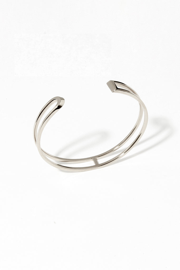 Graphique et épuré, ce bracelet ouvert s'adapte parfaitement à votre poignet, il est léger, ultra-confortable, ne tourne pas et ne vous gênera pas dans vos mouvements. Taille S : dimensions intérieures 58x45 mm. Ouverture : 23-25mm Taille M : dimensions intérieures 65x51 mm. Ouverture : 30-32mm Fabriqué en France, à la commande. Or jaune 18 carats certifié 100% recyclé RJC-COC. Livraison gratuite entre 4 à 6 semaines.