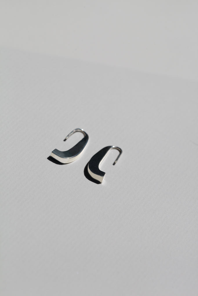 Notre nouvelle boucle d'oreilles LE VERTIGE re-visite la goutte en ligne tendue. Avec son profil graphique et généreux, elle est une alternative chic et pointue à la pampille classique.

Facile à enfiler, elle convient à tous les types de lobe.&nbsp;

Longueur 21mm, largeur 3mm, profondeur 7,5mm.


En argent 925, ou argent 925 plaqué or 24 carats. Fabriquées en Italie et en France.