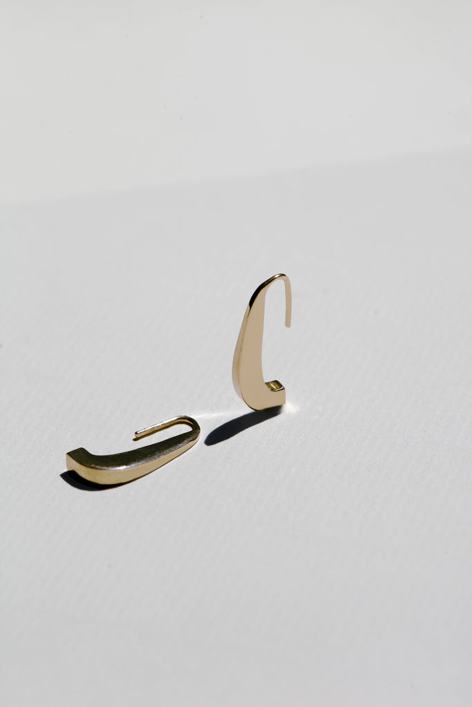 Notre nouvelle boucle d'oreilles LE VERTIGE re-visite la goutte en ligne tendue. Avec son profil graphique et généreux, elle est une alternative chic et pointue à la pampille classique.

Facile à enfiler, elle convient à tous les types de lobe.&nbsp;

Longueur 21mm, largeur 3mm, profondeur 7,5mm.


En argent 925, ou argent 925 plaqué or 24 carats. Fabriquées en Italie et en France.