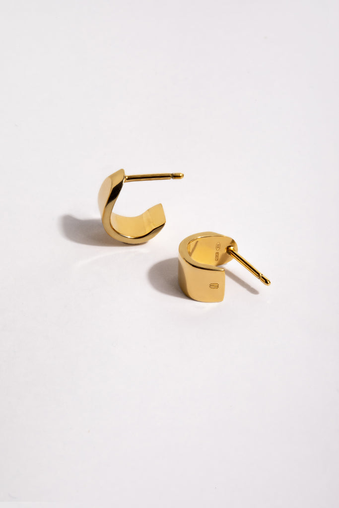 Les boucles d'oreille LA BEAUTÉ, c'est la touche rock et chic à porter en toute occasion. Elles enveloppent le lobe de l'oreille d'une bande de métal lumineuse.

Dans la continuité de l'architecture de L'AVENTURE, s'inspirent elles aussi des sculptures monumentales d'Eduardo Chillida.&nbsp;

Largeur : 6mm // Épaisseur : 1,2mm&nbsp;


En argent 925 100% recyclé, plaquées or 24K 3µ, fabriquées en Italie et en France.