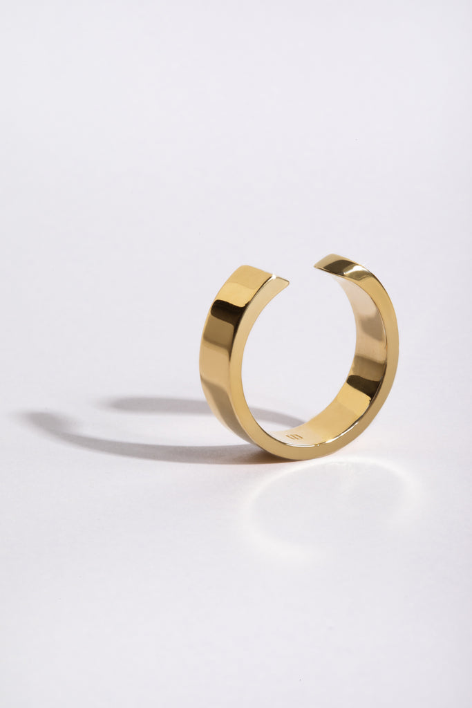 Bague ouverte en vermeil. Largeur : 6mm // Épaisseur : 1,5mm - 2mm En argent 925 100% recyclé, fabriquée en Italie et dorée à Paris à l'or 24k, épaisseur 5µ.
LA BEAUTÉ nous inspire le calme, la force intérieure et maîtrisée. Pareilles à un stabile monumental, ses formes pleines et denses découpent le vide de manière incisive. L'harmonie est parfaite entre la courbe et le segment. Elle vous accompagnera partout, tout le temps. C'est l'équilibre au bout des doigts.