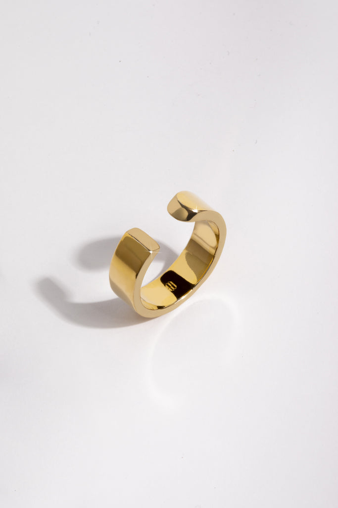 Bague ouverte en vermeil. Largeur : 6mm // Épaisseur : 1,5mm - 2mm En argent 925 100% recyclé, fabriquée en Italie et dorée à Paris à l'or 24k, épaisseur 5µ.
LA BEAUTÉ nous inspire le calme, la force intérieure et maîtrisée. Pareilles à un stabile monumental, ses formes pleines et denses découpent le vide de manière incisive. L'harmonie est parfaite entre la courbe et le segment. Elle vous accompagnera partout, tout le temps. C'est l'équilibre au bout des doigts.