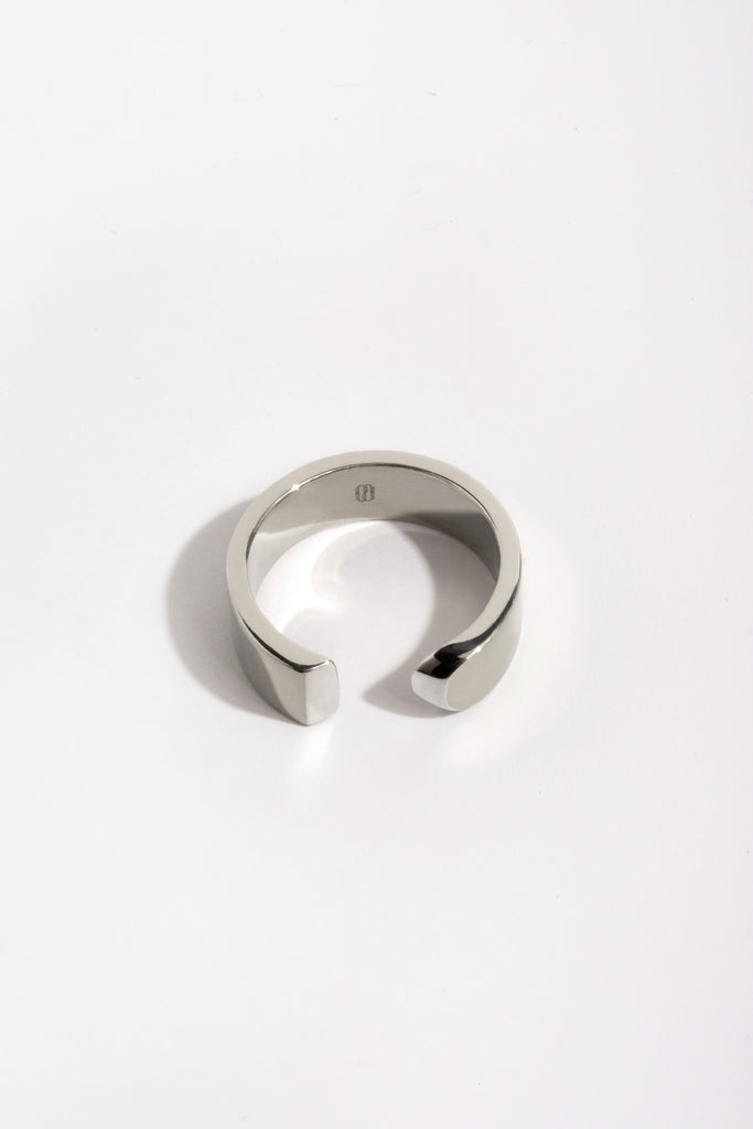 Bague ouverte en argent 925. Largeur : 6mm // Épaisseur : 1,5mm - 2mm En argent 925 100% recyclé, fabriquée en Italie. Sophistication et simplicité. LA BEAUTÉ nous inspire le calme, la force intérieure et maîtrisée. Pareilles à un stabile monumental, ses formes pleines et denses découpent le vide de manière incisive. L'harmonie est parfaite entre la courbe et le segment. Elle vous accompagnera partout, tout le temps. C'est l'équilibre au bout des doigts.