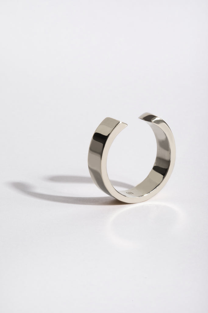 Bague ouverte en argent 925. Largeur : 6mm // Épaisseur : 1,5mm - 2mm En argent 925 100% recyclé, fabriquée en Italie. Sophistication et simplicité. LA BEAUTÉ nous inspire le calme, la force intérieure et maîtrisée. Pareilles à un stabile monumental, ses formes pleines et denses découpent le vide de manière incisive. L'harmonie est parfaite entre la courbe et le segment. Elle vous accompagnera partout, tout le temps. C'est l'équilibre au bout des doigts.