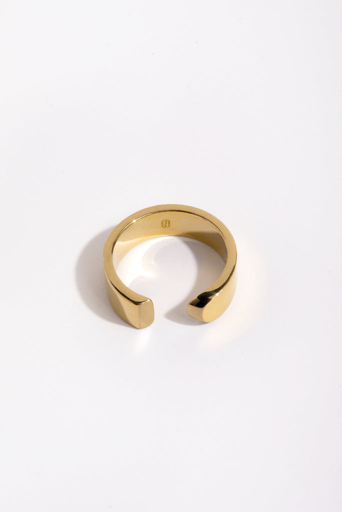 Bague ouverte en vermeil. Largeur : 6mm // Épaisseur : 1,5mm - 2mm En argent 925 100% recyclé, fabriquée en Italie et dorée à Paris à l'or 24k, épaisseur 5µ.
LA BEAUTÉ nous inspire le calme, la force intérieure et maîtrisée. Pareilles à un stabile monumental, ses formes pleines et denses découpent le vide de manière incisive. L'harmonie est parfaite entre la courbe et le segment. Elle vous accompagnera partout, tout le temps. C'est l'équilibre au bout des doigts.