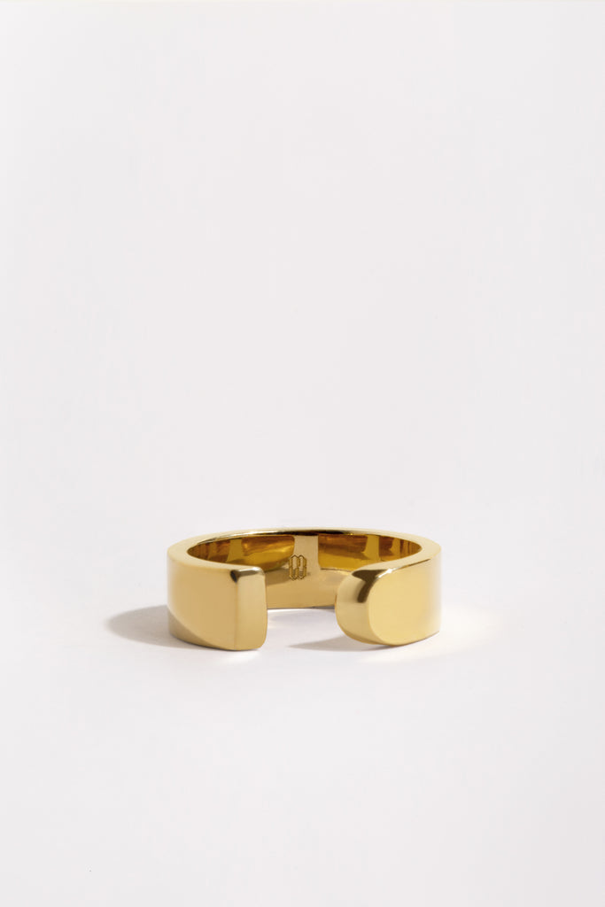 Bague ouverte en vermeil. Largeur : 6mm // Épaisseur : 1,5mm - 2mm En argent 925 100% recyclé, fabriquée en Italie et dorée à Paris à l'or 24k, épaisseur 5µ.
LA BEAUTÉ nous inspire le calme, la force intérieure et maîtrisée. Pareilles à un stabile monumental, ses formes pleines et denses découpent le vide de manière incisive. L'harmonie est parfaite entre la courbe et le segment. Elle vous accompagnera partout, tout le temps. C'est l'équilibre au bout des doigts.