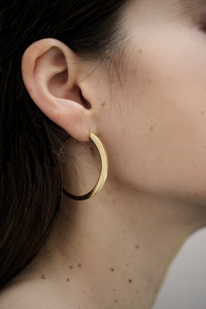 Les créoles LE VERTIGE figurent l’énergie captivante de la spire,&nbsp;une boucle ouverte qui amorce le mouvement de la spirale. Comme le début d'un vortex.
Faites d'une combinaison de plusieurs cercles qui se chevauchent, elles se ferment en une volute très fine. Le résultat : Une section de disque solaire, comme une éclipse, un arc lumineux qui éclaire le visage.

Diamètre total 40mm, poids : 2x 6,25g
En argent 925, ou argent 925 plaqué or 24 carats recyclés. Fabriquées en Italie et en France