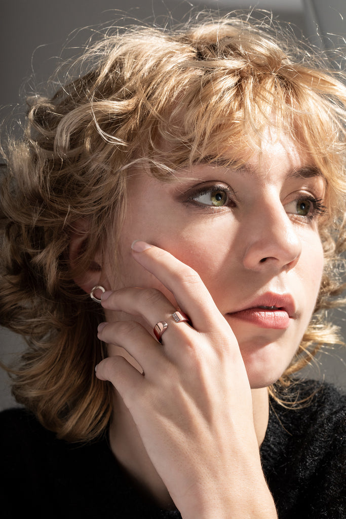 LA BEAUTÉ nous inspire le calme, une force intérieure et maîtrisée. Le parfait équilibre.   La sophistication dans la simplicité. Bague aux inspirations architecturales, ses formes pleines et denses se découpent de manière incisive. Deux rangs de diamants illuminent le biais et soulignent le contraste entre la droite et la courbe.