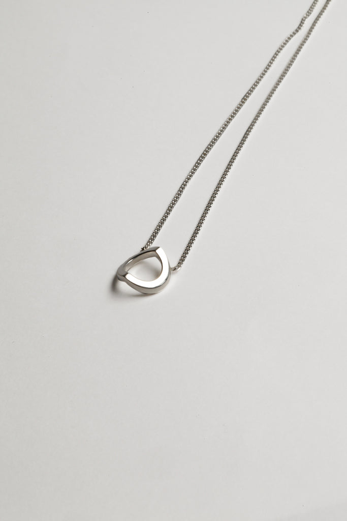 Collier Maison Mouche cercle ou coeur ? Un design épuré et minimaliste, en argent 925 100% recyclé et tracé, fabriqué dans des ateliers éco-responsables en Italie. Le collier LE SECRET s’inspire des fascinants procédés optiques de l’anamorphose. Selon l'angle de vue, vous y verrez tantôt un cercle parfait, tantôt un croissant, tantôt un coeur dissimulé.