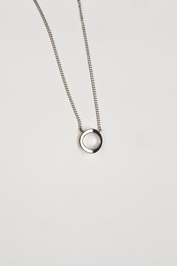 Collier Maison Mouche cercle ou coeur ? Un design épuré et minimaliste, en argent 925 100% recyclé et tracé, fabriqué dans des ateliers éco-responsables en Italie. Le collier LE SECRET s’inspire des fascinants procédés optiques de l’anamorphose. Selon l'angle de vue, vous y verrez tantôt un cercle parfait, tantôt un croissant, tantôt un coeur dissimulé.