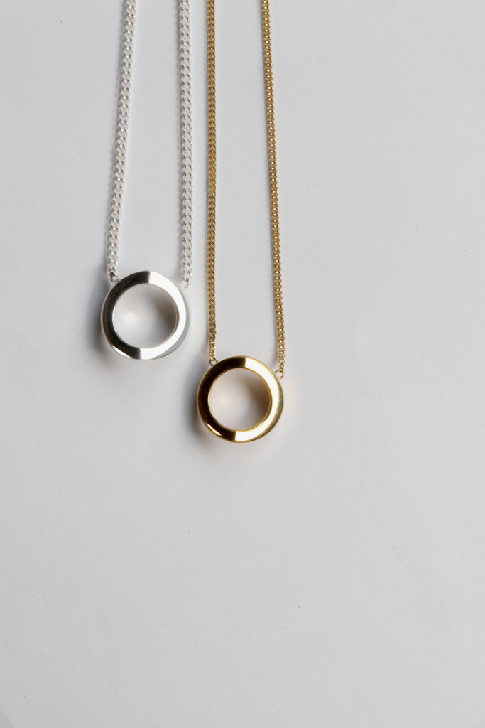Collier Maison Mouche cercle ou coeur ? Un design épuré et minimaliste, en argent 925 100% recyclé et tracé, fabriqué dans des ateliers éco-responsables en Italie. Le collier LE SECRET s’inspire des fascinants procédés optiques de l’anamorphose. Selon l'angle de vue, vous y verrez tantôt un cercle parfait, tantôt un croissant, tantôt un coeur dissimulé.