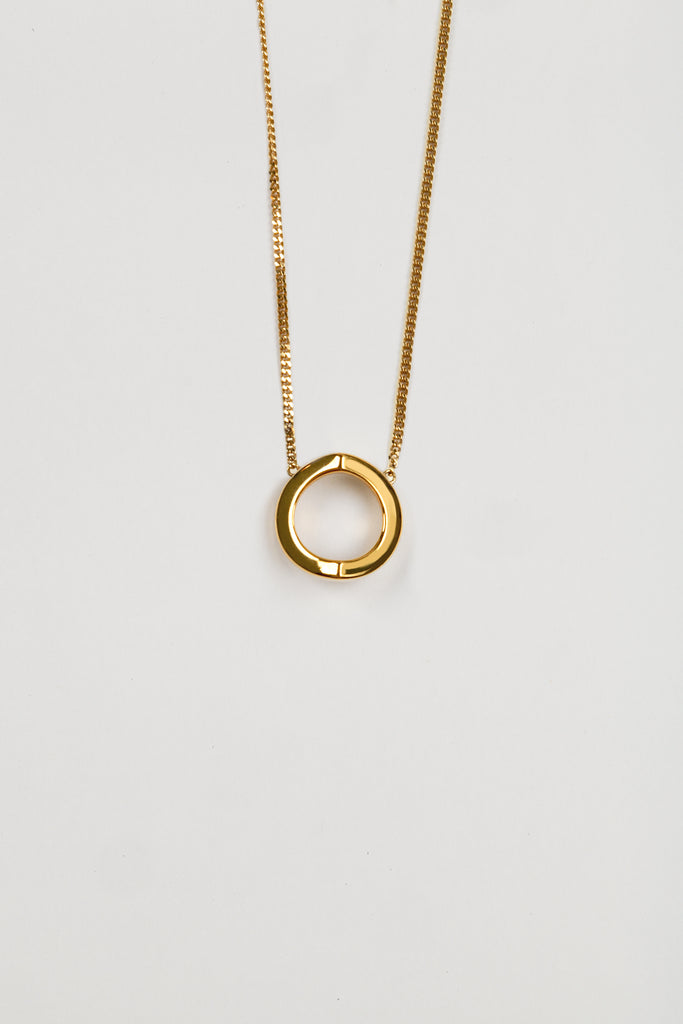 Collier Maison Mouche cercle ou coeur ? Un design épuré et minimaliste, en vermeil 100% recyclé et tracé, fabriqué dans des ateliers éco-responsables en Italie. Le collier LE SECRET s’inspire des fascinants procédés optiques de l’anamorphose. Selon l'angle de vue, vous y verrez tantôt un cercle parfait, tantôt un croissant, tantôt un coeur dissimulé.