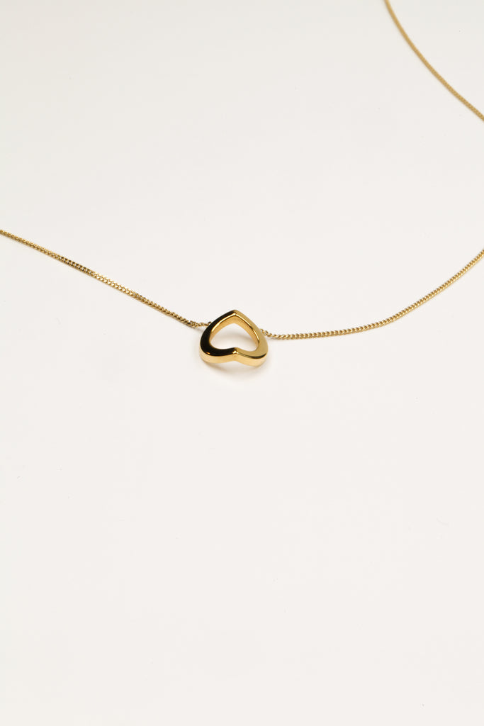 Collier Maison Mouche cercle ou coeur ? Un design épuré et minimaliste, en vermeil 100% recyclé et tracé, fabriqué dans des ateliers éco-responsables en Italie. Le collier LE SECRET s’inspire des fascinants procédés optiques de l’anamorphose. Selon l'angle de vue, vous y verrez tantôt un cercle parfait, tantôt un croissant, tantôt un coeur dissimulé.