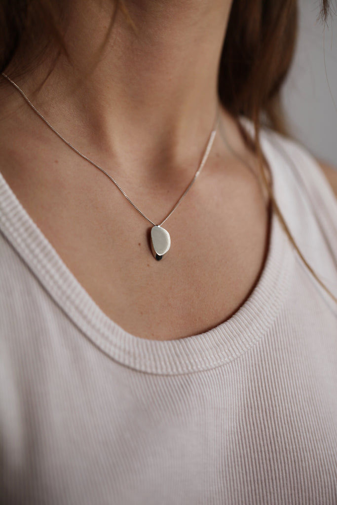 (Re)découvrez notre pendentif LA VOLUPTÉ dans sa version personnalisée. Ce doux motif, sensuel et géométrique à la fois, est inspiré d'une oeuvre de l'architecte Charlotte Perriand. Délicat et aérien, c'est une forme simple et élémentaire. Comme figée dans un glissement, le déséquilibre parfait. C'est vous qui choisissez les combinaisons colorées : il est disponible en tout argent, tout vermeil, chaîne argent et motif vermeil, chaîne vermeil et motif argent. Trouvez la combinaison qui vous ressemble.