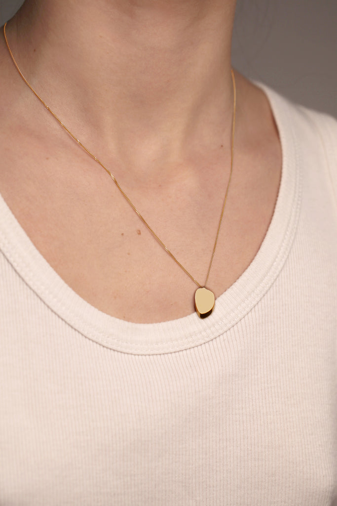 (Re)découvrez notre pendentif LA VOLUPTÉ dans sa version personnalisée. Ce doux motif, sensuel et géométrique à la fois, est inspiré d'une oeuvre de l'architecte Charlotte Perriand. Délicat et aérien, c'est une forme simple et élémentaire. Comme figée dans un glissement, le déséquilibre parfait. C'est vous qui choisissez les combinaisons colorées : il est disponible en tout argent, tout vermeil, chaîne argent et motif vermeil, chaîne vermeil et motif argent. Trouvez la combinaison qui vous ressemble.