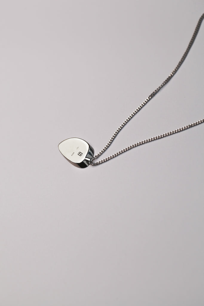 (Re)découvrez notre pendentif LA VOLUPTÉ dans sa version personnalisée. Ce doux motif, sensuel et géométrique à la fois, est inspiré d'une oeuvre de l'architecte Charlotte Perriand. Délicat et aérien, c'est une forme simple et élémentaire. Comme figée dans un glissement, le déséquilibre parfait. C'est vous qui choisissez les combinaisons colorées : il est disponible en tout argent, tout vermeil, chaîne argent et motif vermeil, chaîne vermeil et motif argent. Trouvez la combinaison qui vous ressemble.