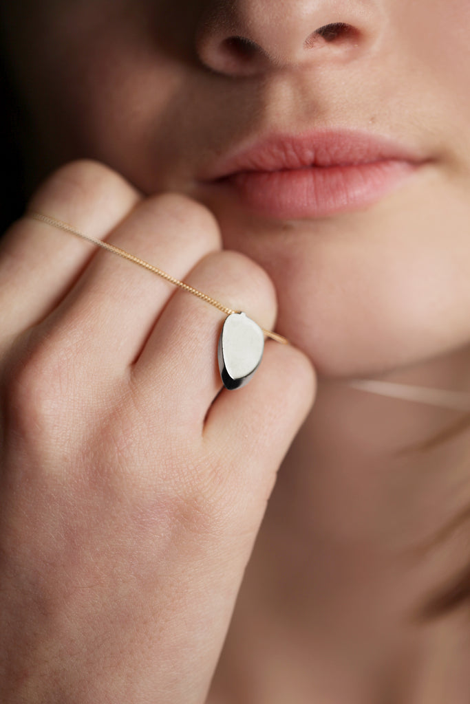 (Re)découvrez notre pendentif LA VOLUPTÉ dans sa version personnalisée. Ce doux motif, sensuel et géométrique à la fois, est inspiré d'une oeuvre de l'architecte Charlotte Perriand. Délicat et aérien, c'est une forme simple et élémentaire. Comme figée dans un glissement, le déséquilibre parfait. C'est vous qui choisissez les combinaisons colorées : il est disponible en tout argent, tout vermeil, chaîne argent et motif vermeil, chaîne vermeil et motif argent. Trouvez la combinaison qui vous ressemble.