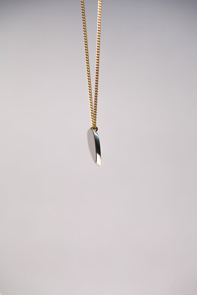 (Re)découvrez notre pendentif LA VOLUPTÉ dans sa version personnalisée. Ce doux motif, sensuel et géométrique à la fois, est inspiré d'une oeuvre de l'architecte Charlotte Perriand. Délicat et aérien, c'est une forme simple et élémentaire. Comme figée dans un glissement, le déséquilibre parfait. C'est vous qui choisissez les combinaisons colorées : il est disponible en tout argent, tout vermeil, chaîne argent et motif vermeil, chaîne vermeil et motif argent. Trouvez la combinaison qui vous ressemble.