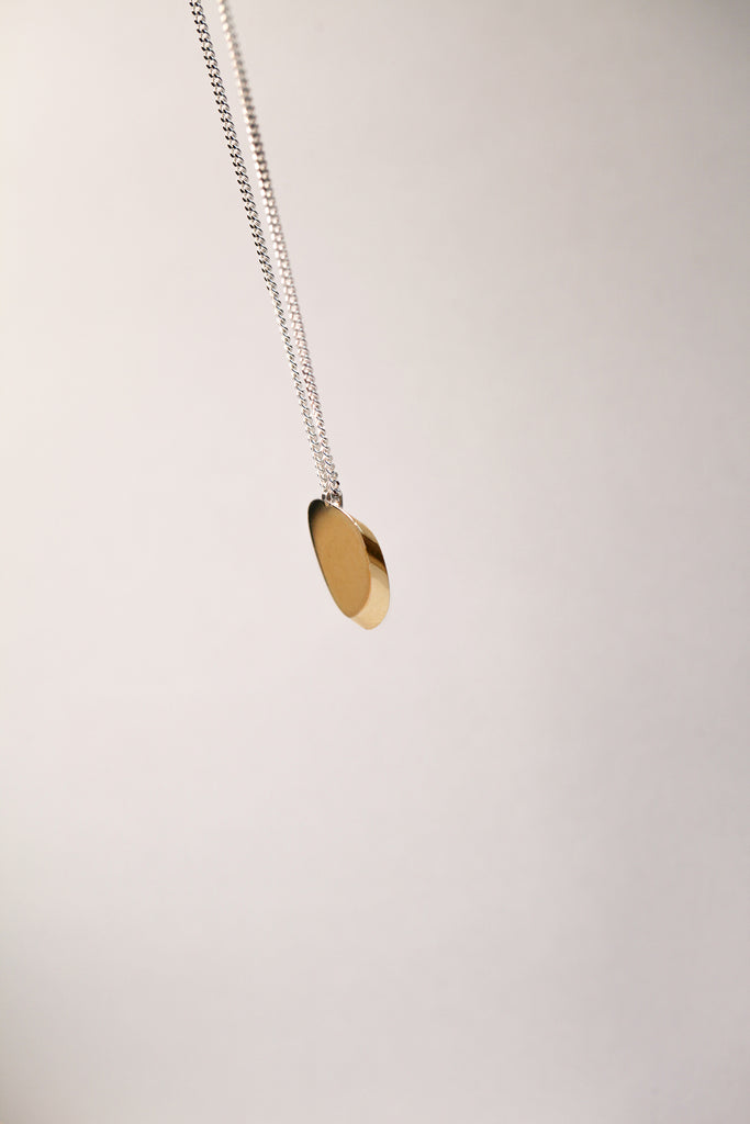 (Re)découvrez notre pendentif LA VOLUPTÉ dans sa version personnalisée. Ce doux motif, sensuel et géométrique à la fois, est inspiré d'une oeuvre de l'architecte Charlotte Perriand. Délicat et aérien, c'est une forme simple et élémentaire. Comme figée dans un glissement, le déséquilibre parfait. C'est vous qui choisissez les combinaisons colorées : il est disponible en tout argent, tout vermeil, chaîne argent et motif vermeil, chaîne vermeil et motif argent. Trouvez la combinaison qui vous ressemble.