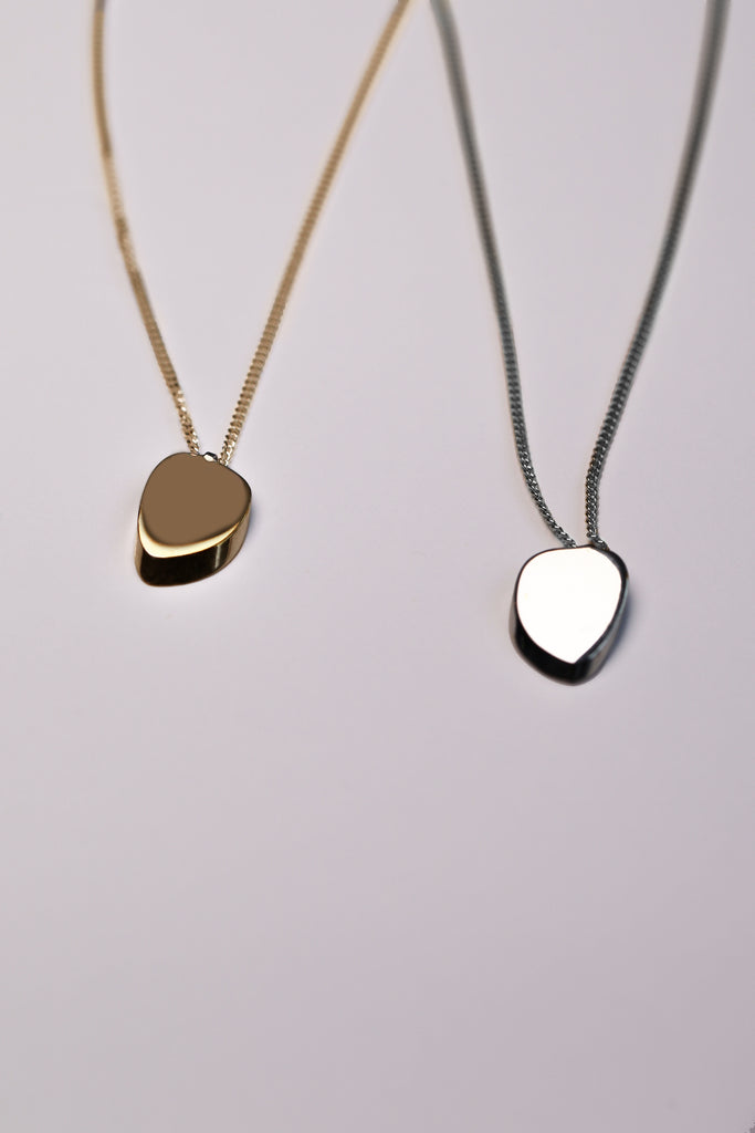 (Re)découvrez notre pendentif LA VOLUPTÉ dans sa version personnalisée. Ce doux motif, sensuel et géométrique à la fois, est inspiré d'une oeuvre de l'architecte Charlotte Perriand. Délicat et aérien, c'est une forme simple et élémentaire. Comme figée dans un glissement, le déséquilibre parfait. C'est vous qui choisissez les combinaisons colorées : il est disponible en tout argent, tout vermeil, chaîne argent et motif vermeil, chaîne vermeil et motif argent. Trouvez la combinaison qui vous ressemble.