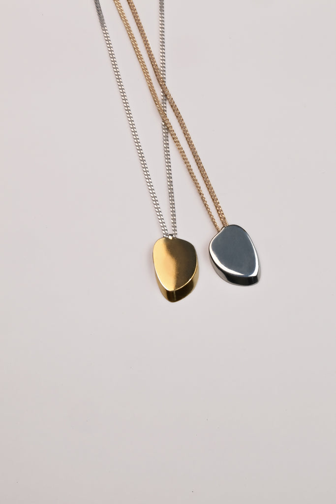 (Re)découvrez notre pendentif LA VOLUPTÉ dans sa version personnalisée. Ce doux motif, sensuel et géométrique à la fois, est inspiré d'une oeuvre de l'architecte Charlotte Perriand. Délicat et aérien, c'est une forme simple et élémentaire. Comme figée dans un glissement, le déséquilibre parfait. C'est vous qui choisissez les combinaisons colorées : il est disponible en tout argent, tout vermeil, chaîne argent et motif vermeil, chaîne vermeil et motif argent. Trouvez la combinaison qui vous ressemble.