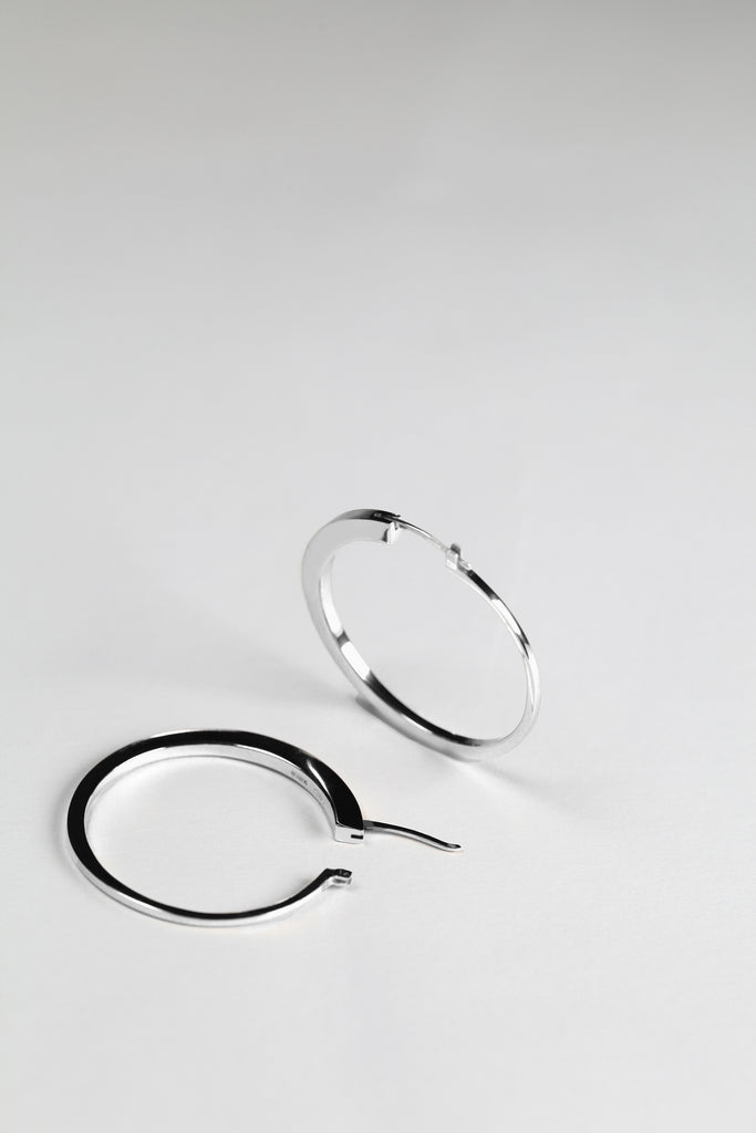 Les créoles LE VERTIGE figurent l’énergie captivante de la spire,&nbsp;une boucle ouverte qui amorce le mouvement de la spirale. Comme le début d'un vortex.
Faites d'une combinaison de plusieurs cercles qui se chevauchent, elles se ferment en une volute très fine. Le résultat : Une section de disque solaire, comme une éclipse, un arc lumineux qui éclaire le visage.

Diamètre total 40mm, poids : 2x 6,25g
En argent 925, ou argent 925 plaqué or 24 carats recyclés. Fabriquées en Italie et en France