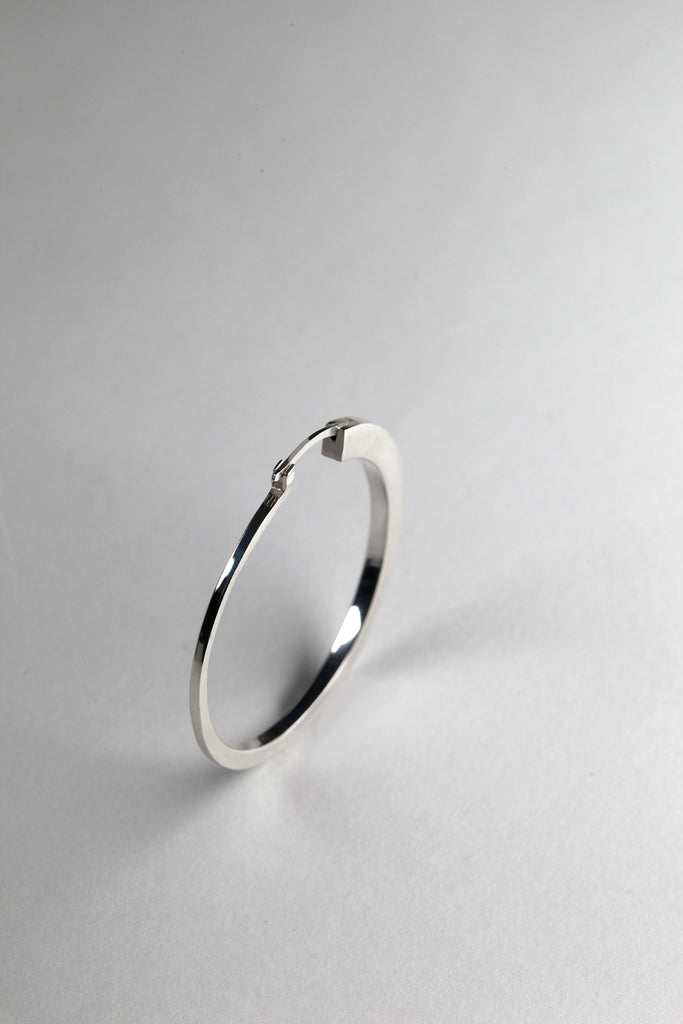 Les créoles LE VERTIGE figurent l’énergie captivante de la spire,&nbsp;une boucle ouverte qui amorce le mouvement de la spirale. Comme le début d'un vortex.
Faites d'une combinaison de plusieurs cercles qui se chevauchent, elles se ferment en une volute très fine. Le résultat : Une section de disque solaire, comme une éclipse, un arc lumineux qui éclaire le visage.

Diamètre total 40mm, poids : 2x 6,25g
En argent 925, ou argent 925 plaqué or 24 carats recyclés. Fabriquées en Italie et en France