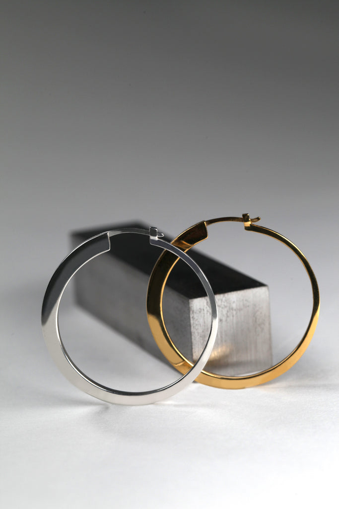 Les créoles LE VERTIGE figurent l’énergie captivante de la spire,&nbsp;une boucle ouverte qui amorce le mouvement de la spirale. Comme le début d'un vortex.
Faites d'une combinaison de plusieurs cercles qui se chevauchent, elles se ferment en une volute très fine. Le résultat : Une section de disque solaire, comme une éclipse, un arc lumineux qui éclaire le visage.

Diamètre total 40mm, poids : 2x 6,25g
En argent 925, ou argent 925 plaqué or 24 carats recyclés. Fabriquées en Italie et en France