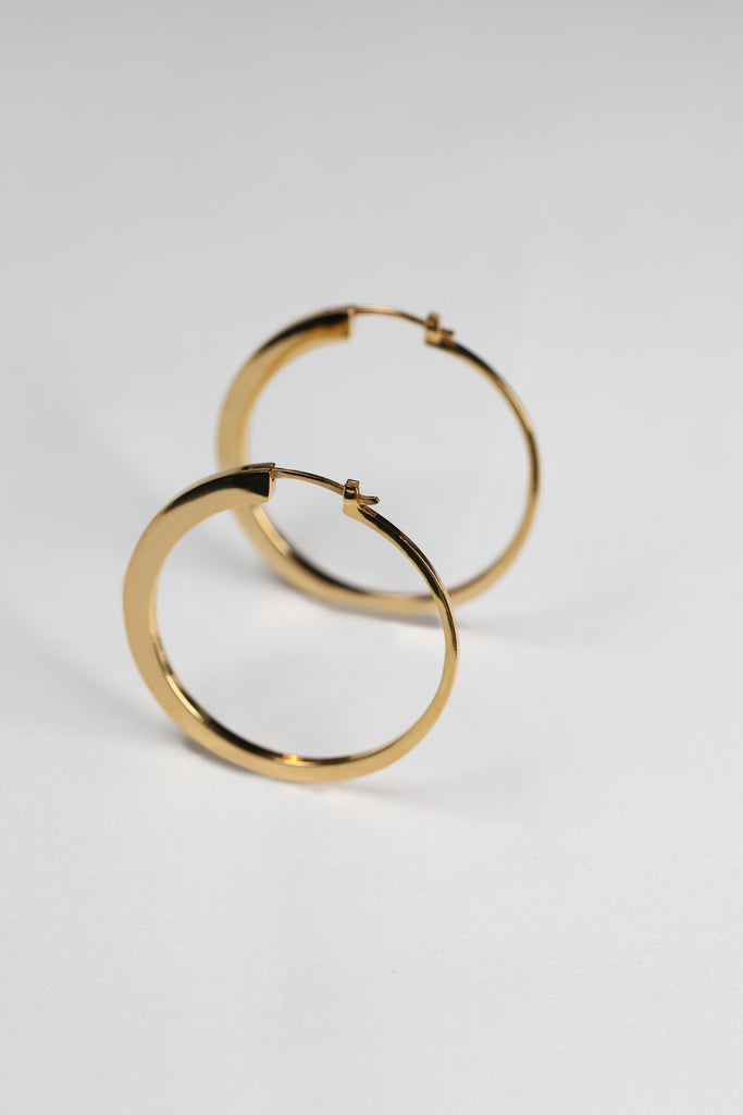 Les créoles LE VERTIGE figurent l’énergie captivante de la spire,&nbsp;une boucle ouverte qui amorce le mouvement de la spirale. Comme le début d'un vortex.
Faites d'une combinaison de plusieurs cercles qui se chevauchent, elles se ferment en une volute très fine. Le résultat : Une section de disque solaire, comme une éclipse, un arc lumineux qui éclaire le visage.

Diamètre total 40mm, poids : 2x 6,25g
En argent 925, ou argent 925 plaqué or 24 carats recyclés. Fabriquées en Italie et en France