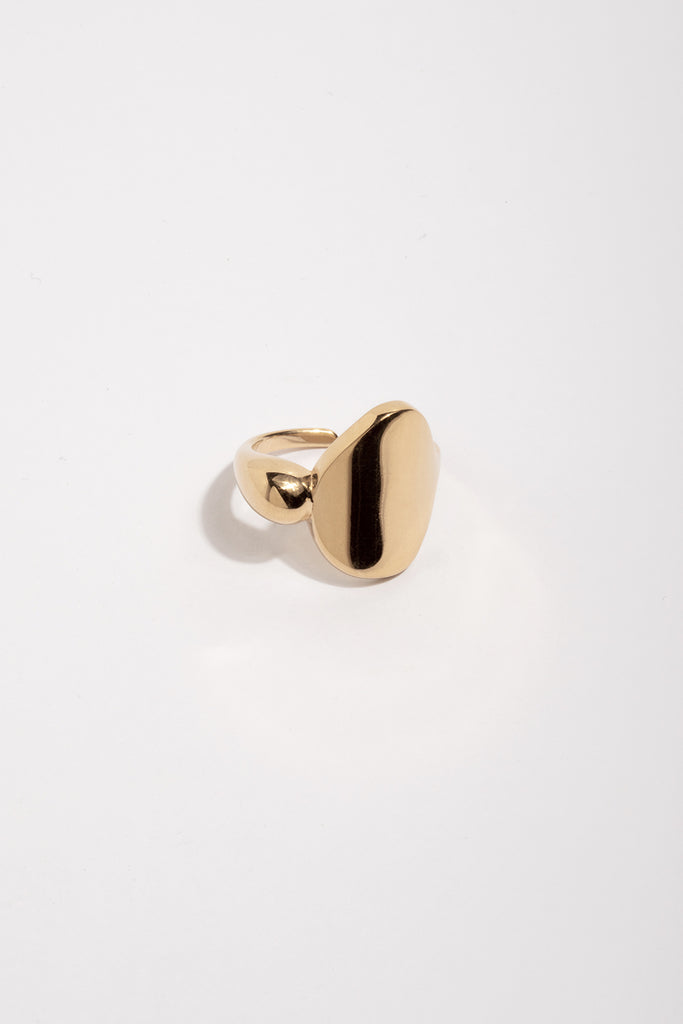 LA VOLUPTÉ, c'est une forme élémentaire et asymétrique, figée dans un léger glissement, c'est le déséquilibre parfait. Cette bague enveloppe le doigt sans l'emprisonner. Elle est imposante et en même temps légère, le parfait bijou pour se faire remarquer en toute discrétion. Le bijou de créateur original et intemporel. Fabriquée dans des ateliers joailliers en Italie, elle est en argent et or 100%  recyclé. 