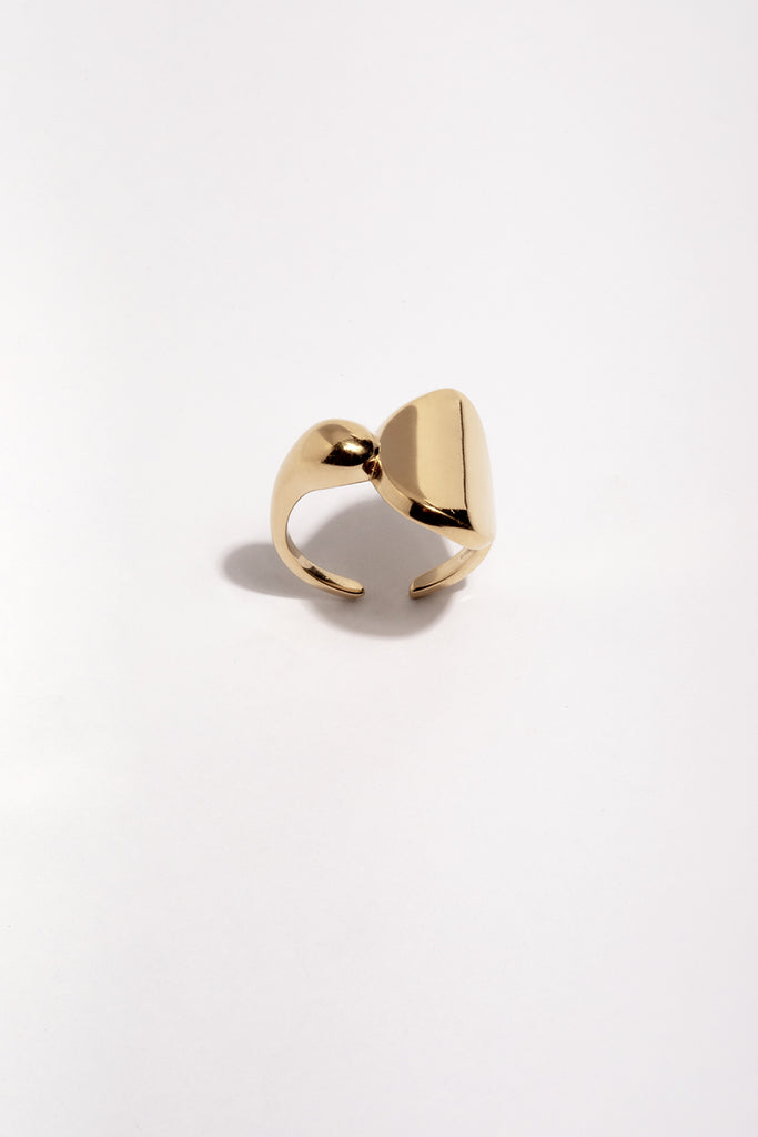 LA VOLUPTÉ, c'est une forme élémentaire et asymétrique, figée dans un léger glissement, c'est le déséquilibre parfait. Cette bague enveloppe le doigt sans l'emprisonner. Elle est imposante et en même temps légère, le parfait bijou pour se faire remarquer en toute discrétion. Le bijou de créateur original et intemporel. Fabriquée dans des ateliers joailliers en Italie, elle est en argent et or 100%  recyclé. 