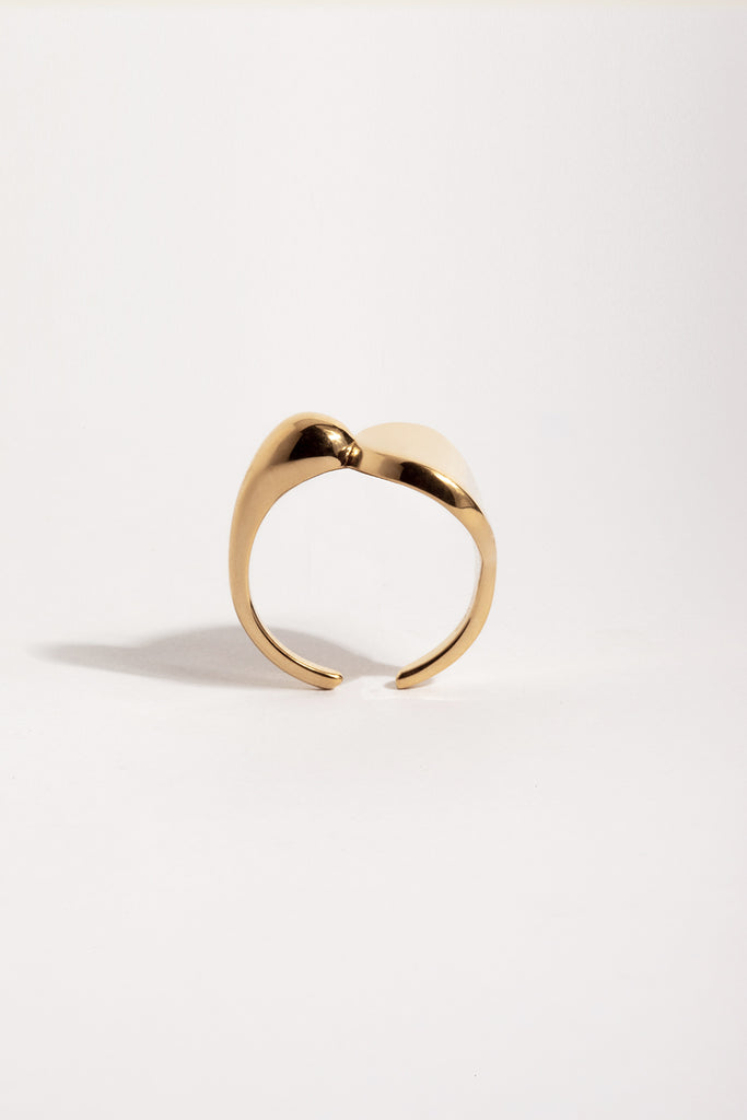 LA VOLUPTÉ, c'est une forme élémentaire et asymétrique, figée dans un léger glissement, c'est le déséquilibre parfait. Cette bague enveloppe le doigt sans l'emprisonner. Elle est imposante et en même temps légère, le parfait bijou pour se faire remarquer en toute discrétion. Le bijou de créateur original et intemporel. Fabriquée dans des ateliers joailliers en Italie, elle est en argent et or 100%  recyclé. 